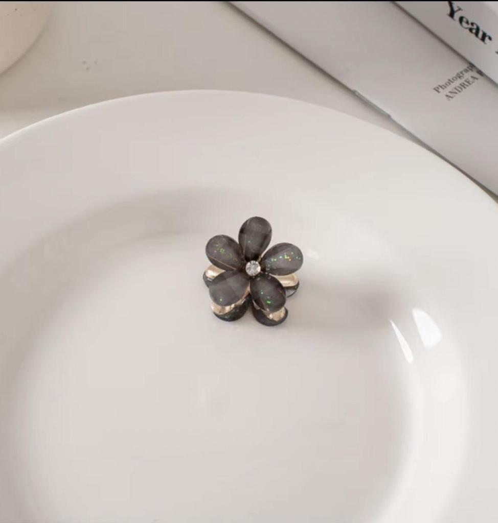 Elegancka spinka do włosów z perłami dla kobiet - Luksusowa spinka-rekin do półupięcia