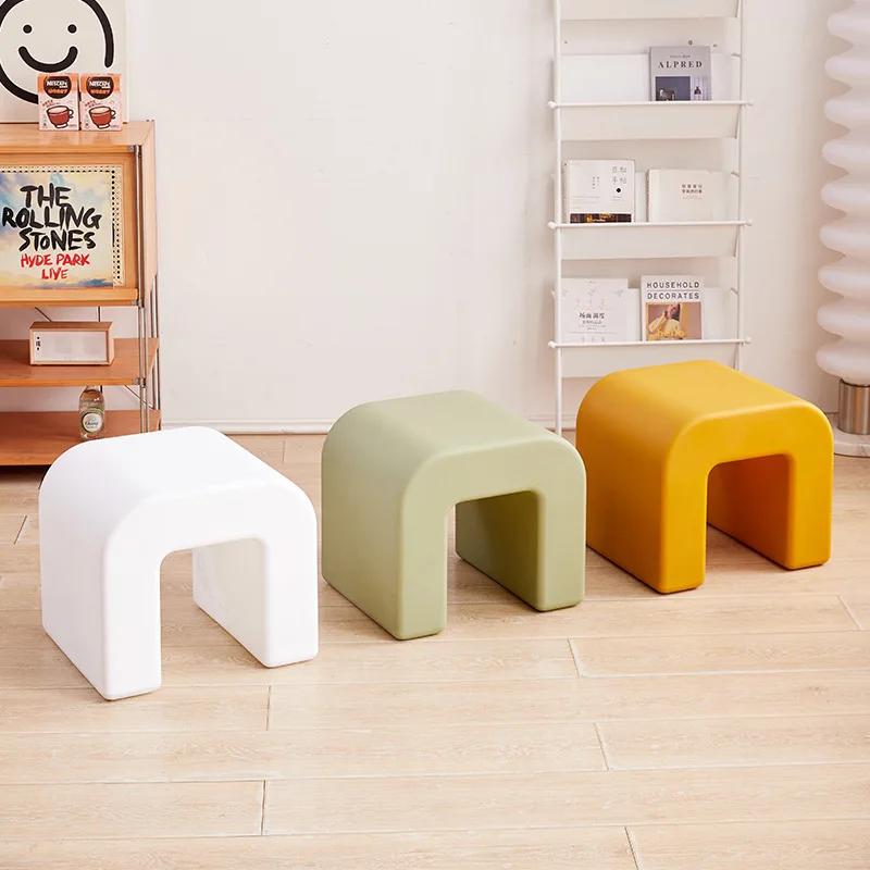 Moderne minimalistische kleine Hocker aus Kunststoff, Stühle, Couchtische, Beistelltische, Schuhhocker, Wohnzimmer, Balkon, Schlafzimmer, niedrige Hocker
