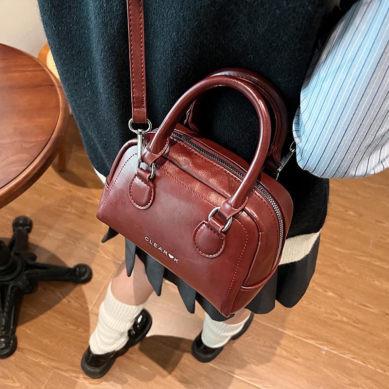 2025 New Women's Bowling Bag One Shoulder Crossbody Bag Portable Toast Bag Fashion Large Capacity Pillow Bag