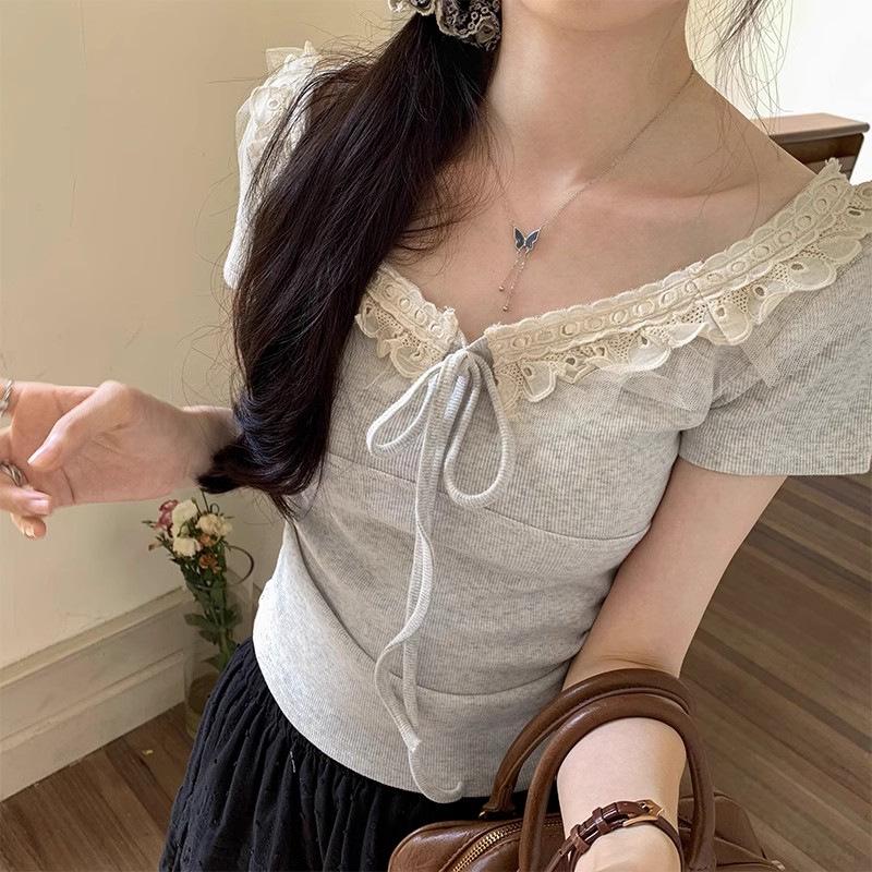 Tricou de damă slim-fit cu bordură din dantelă - Colecția Vară 2025