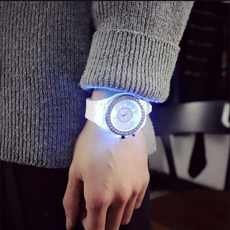 LED Blinkende Leuchtende Uhr Persönlichkeit Trends Studenten Liebhaber Damen Herren Uhren Leichte Armbanduhr