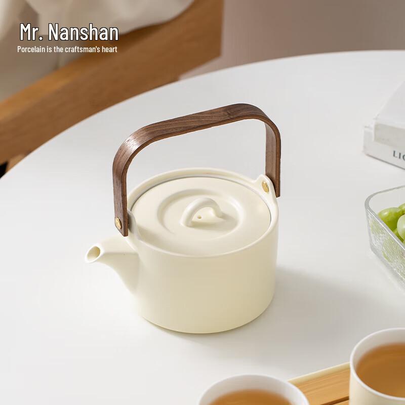 Nanshan Mr. Cloud Dyeing Ceramic Teapot with Walnut Lifting Handle