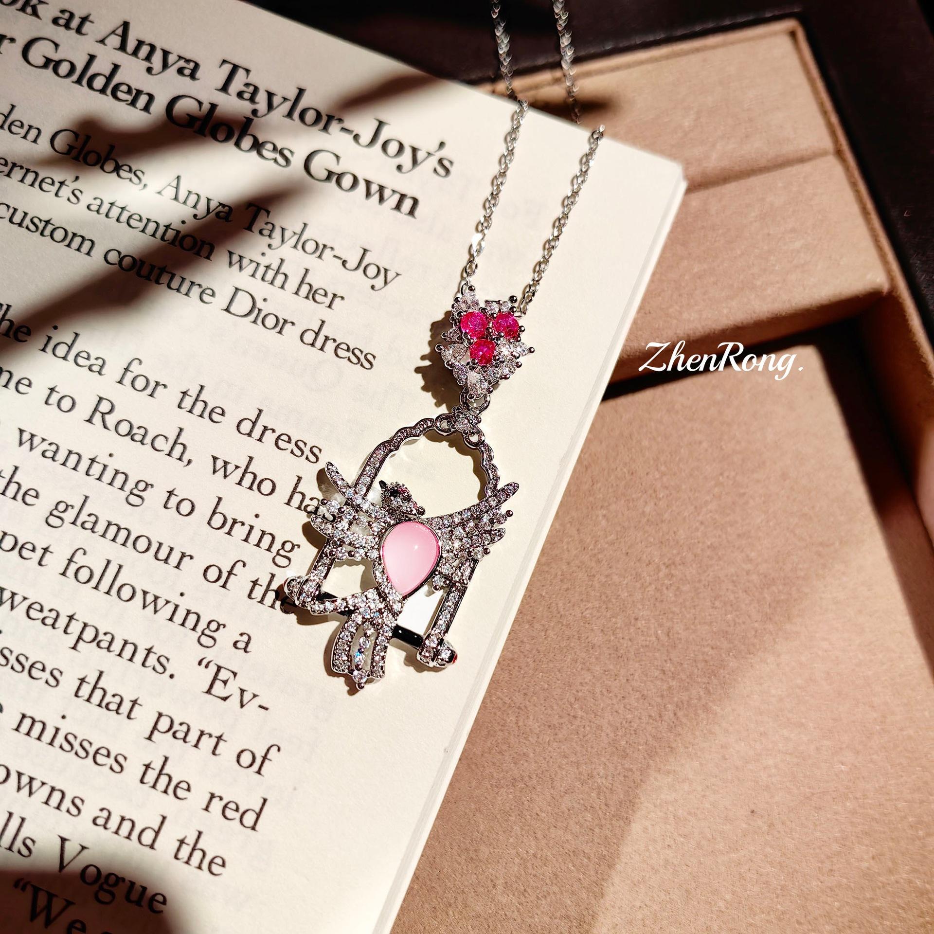

High-End Moonstone Parrot Pendant Necklace For Women Luxury Zircon Inlaid Pink Crystal Fashion Jewelry