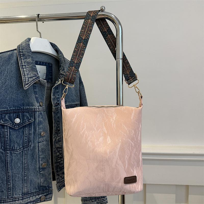 

Early autumn new fashionable large-capacity wide shoulder strap bag women s oblique span bucket bag niche commuter tote bag розовый