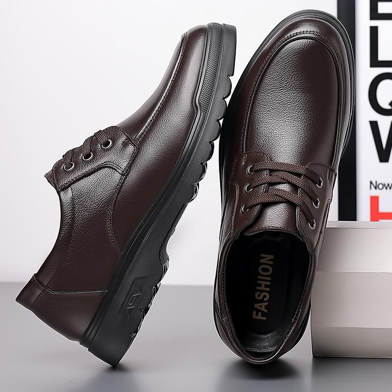 Skórzane buty męskie 2025 nowe casualowe męskie skórzane oddychające miękka podeszwa biznesowe eleganckie skórzane buty z pluszową bawełnianą podeszwą