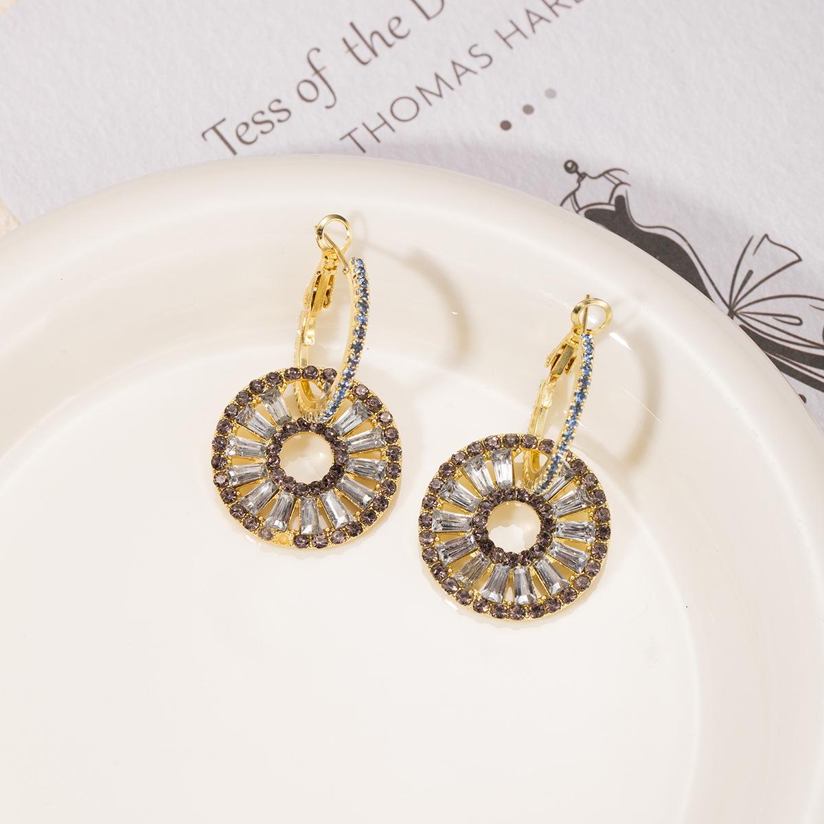 

Літні Геометричні Сережки Холодний Стиль Перебільшені Сережки Мода Особистість Високий Темперамент Важка Промисловість Сережки