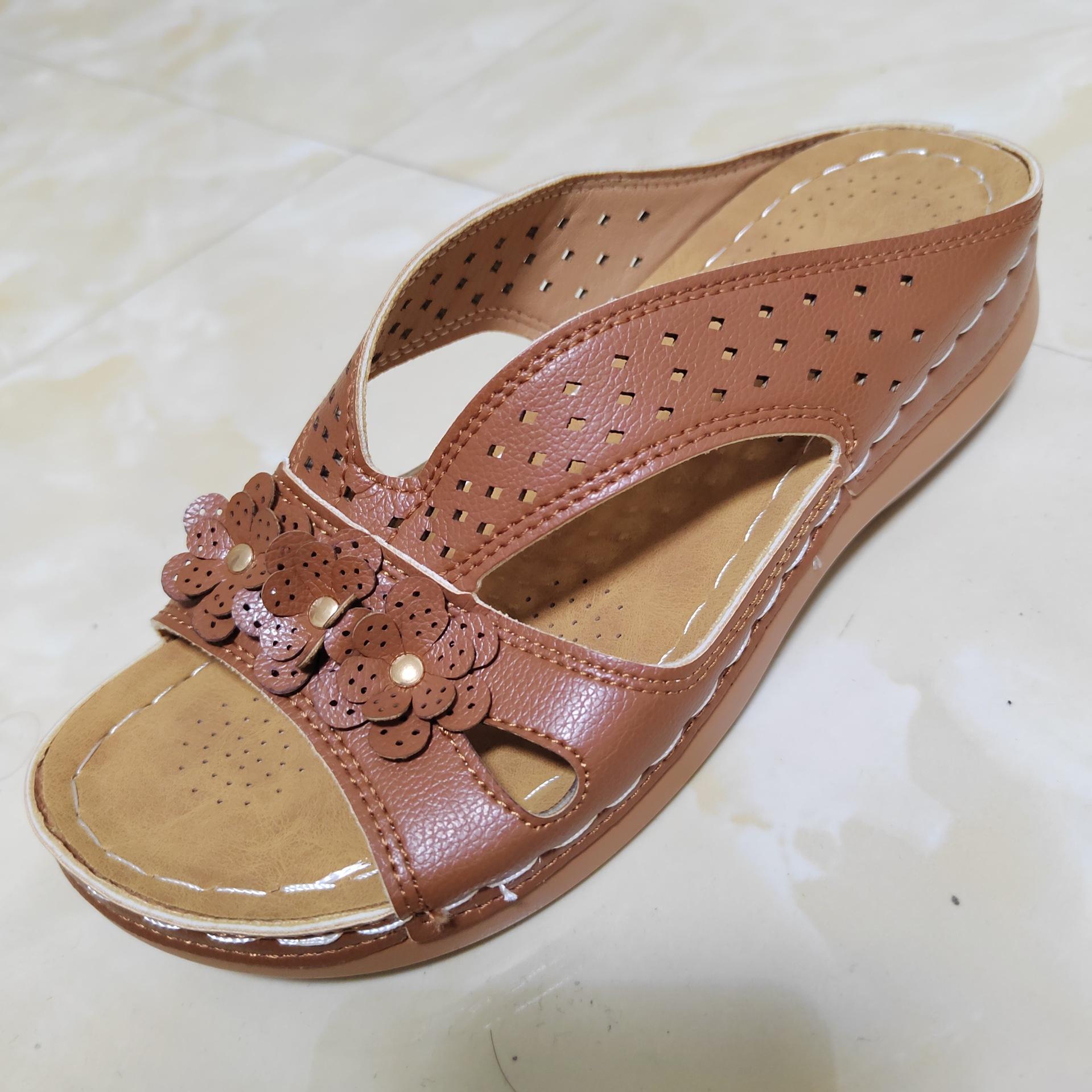 

Тапочки большого размера импортного производства, женские летние, новые, европейские и американские, с толстым дном, с наклонным каблуком, с полыми заклепками, с цветочным узором 39 светло-коричневого