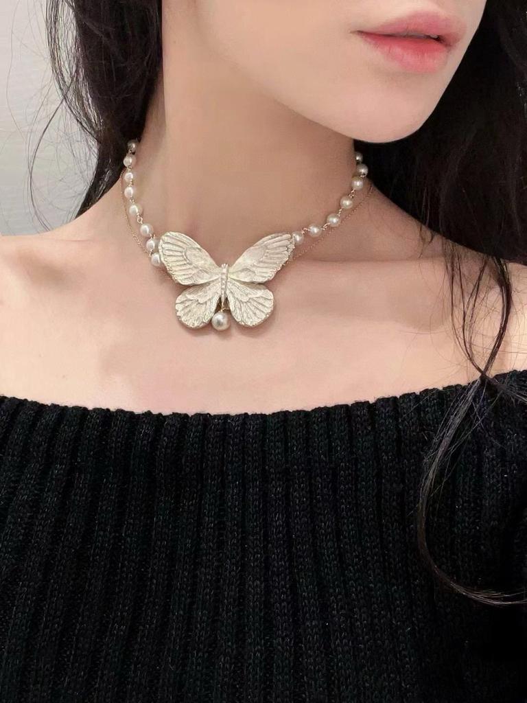 New Hot Brand Vintage Women's Necklace Luxury Jewelry For Women Gift Fashion Butterfly Type Designer Pendant Pearl Chain Choker