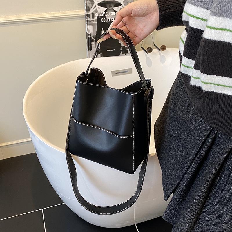 2025 Autumn Women's Retro Large-Capacity Bucket Bag: Versatile Crossbody and Shoulder Bag
