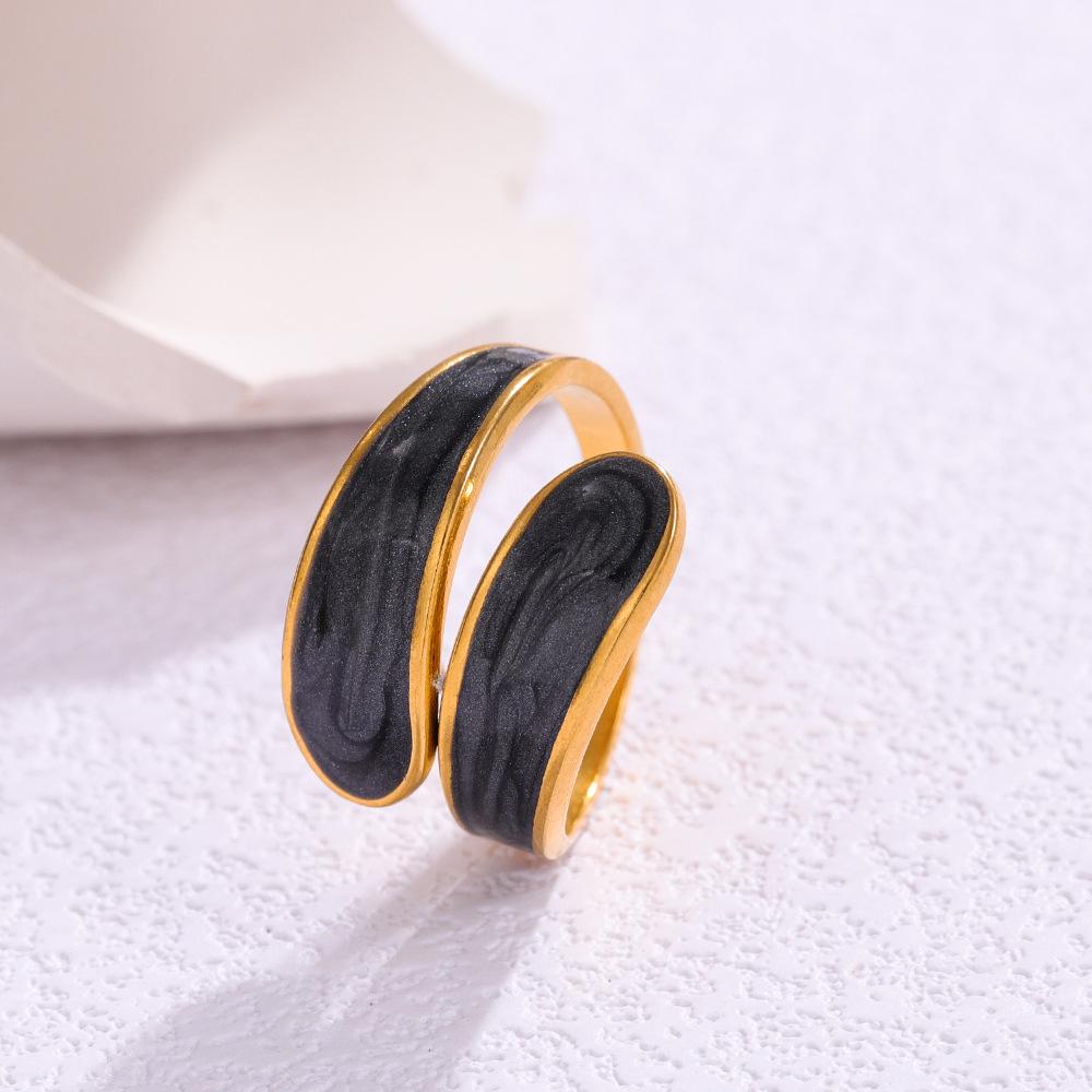 Anello in Acciaio Titanio Placcato Oro - Elegante Stile Ins da Donna con Sensazione di Alta Gamma e Design Semplice, Influenza Europea e Americana.