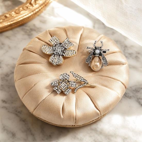282 fiyatlarından başlayan 3Pcs/Set Women Brooch, Bee Flower