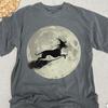 Greyhound Halloween Shirt für Hundeliebhaber – Hexenhut-Greyhound auf Besen mit Mond Perfektes Geschenk für Whippet- oder Galgo-Mamas und Greyhound-Papas