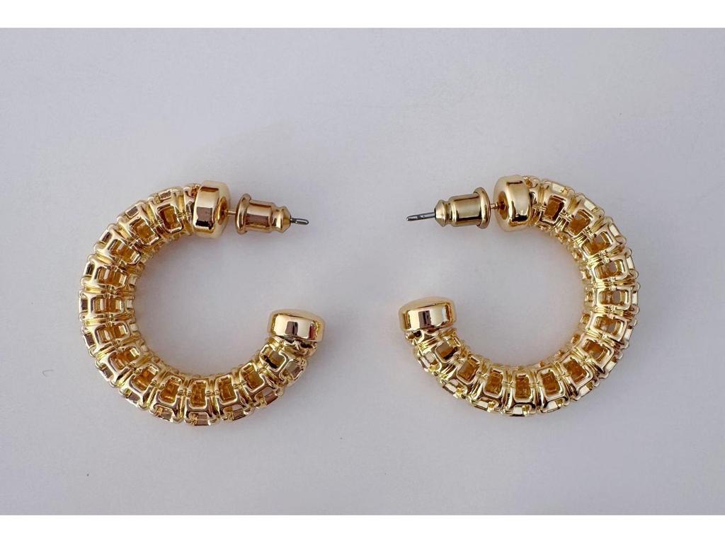 Classic Niche Hoop Earrings: Versatile, Fashion-Forward Hollow Studs with Simple Design and Textured Style