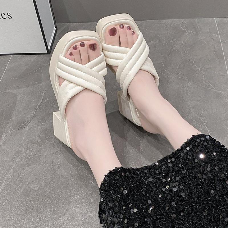 

Европейские и американские однотонные шлепанцы на высоком каблуке женские 2024 лето новые на толстом каблуке с перекрестными ремешками для улицы крутые шлепанцы женские 35