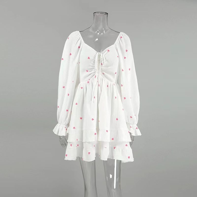 

Платье в западном стиле из нового крепа из хлопка и льна, с квадратным вырезом, рукавами-буфами и принтом «Любовь». Платье с принтом «Любовь» White M