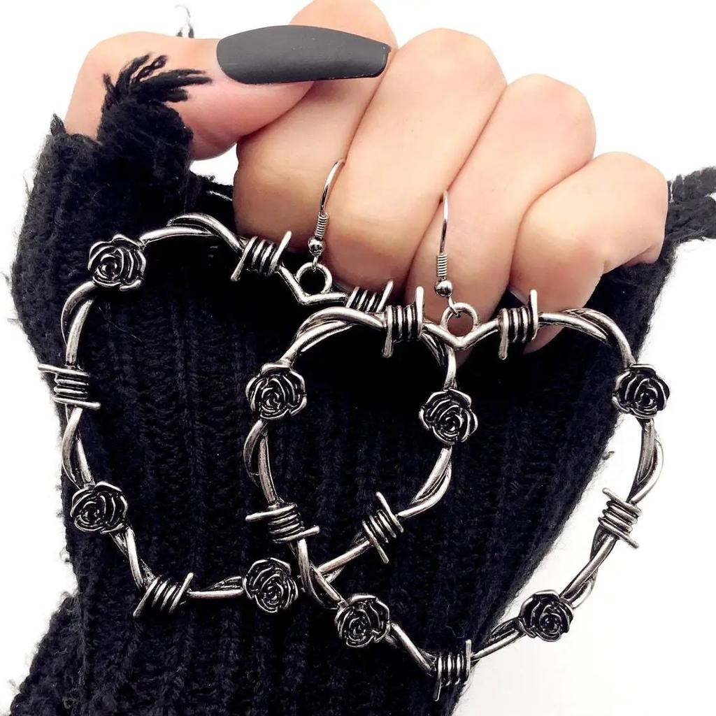Vintage Personality Barbed Wire Heart Pendant Necklace for Women Punk Metal Black Thorny Rose Choker Chain Y2K Jewelry Goth Gift