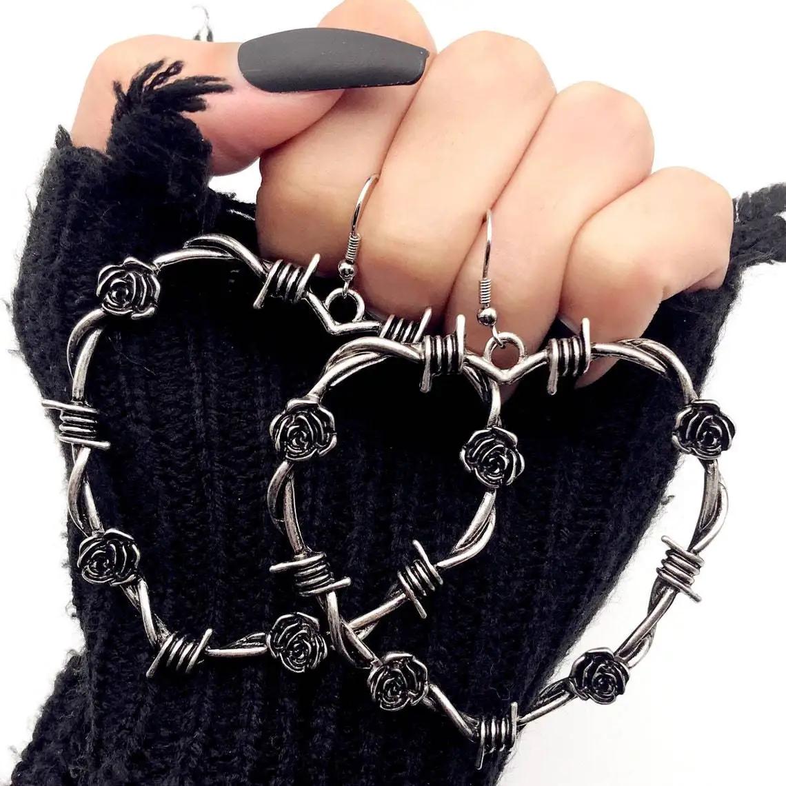 Vintage Personality Barbed Wire Heart Pendant Necklace for Women Punk Metal Black Thorny Rose Choker Chain Y2K Jewelry Goth Gift