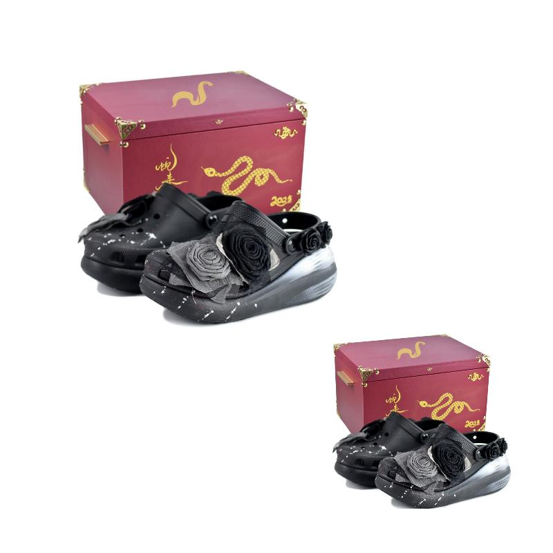 

Crocs Classic Clog NR Spring Rose Girl Sweet Cool Lolita Casual Comfort Embroidered Gift Box Version Clog Unisex Black and Silver 43-44