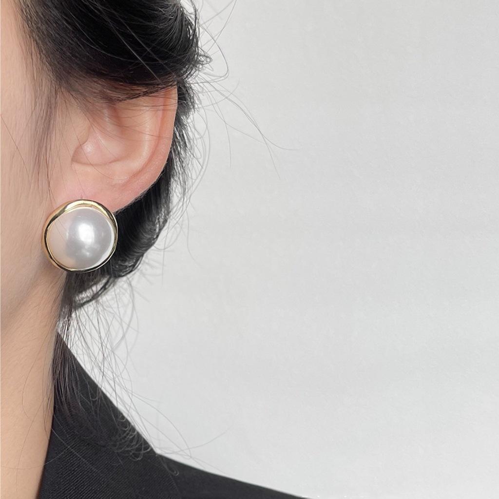 Elegant Pearl Stud Earrings for Women , Simple and Versatile Fashion Jewelry , Gold Tone Alloy , Daily Wear