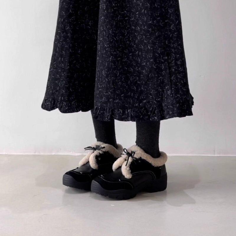 Retro Round-toe Lace-up Shoes with New Added Insulation, Versatile and Stylish Footwear.