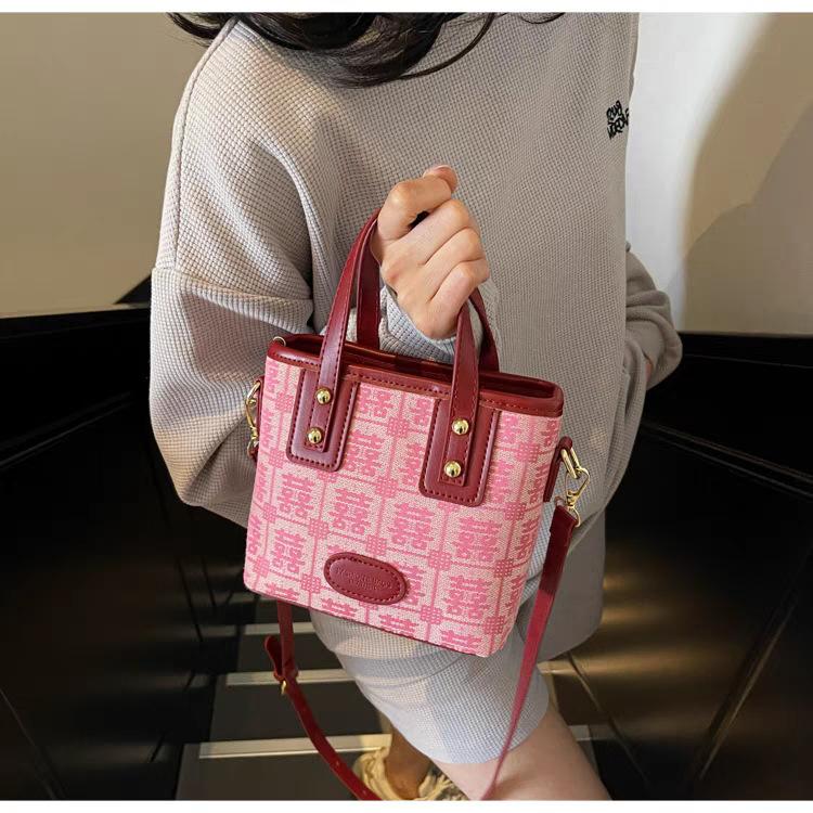 

Wedding Bag Women s High-end Small All-matching Bridesmaid Handbag Niche Love Embroidery Square 18x9x15