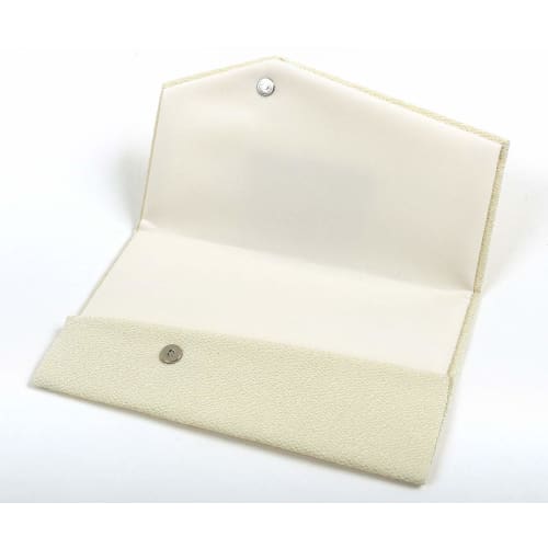 Plain Japanese-made fukusa (cloth) for wrapping envelopes, suitable for weddings, funerals, and other formal occasions. Magnetic snap closure. (4. Cre