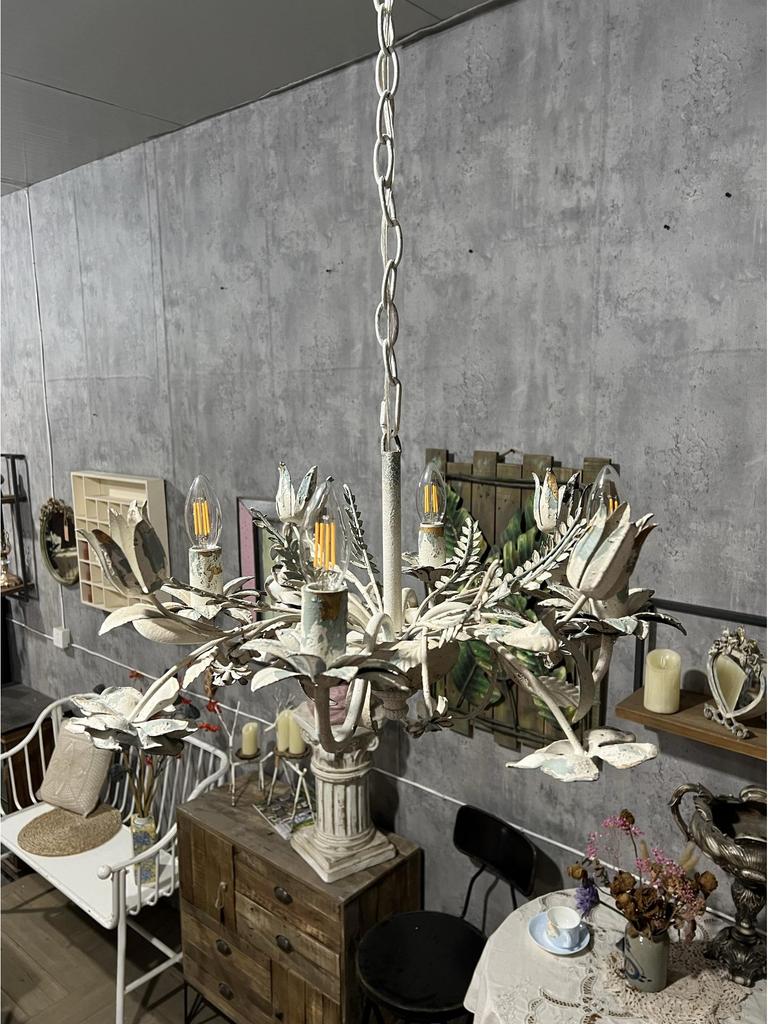 Retro francuski żelazny świecznik-żyrandol z różami do przedpokoju, salonu, restauracji lub kawiarni