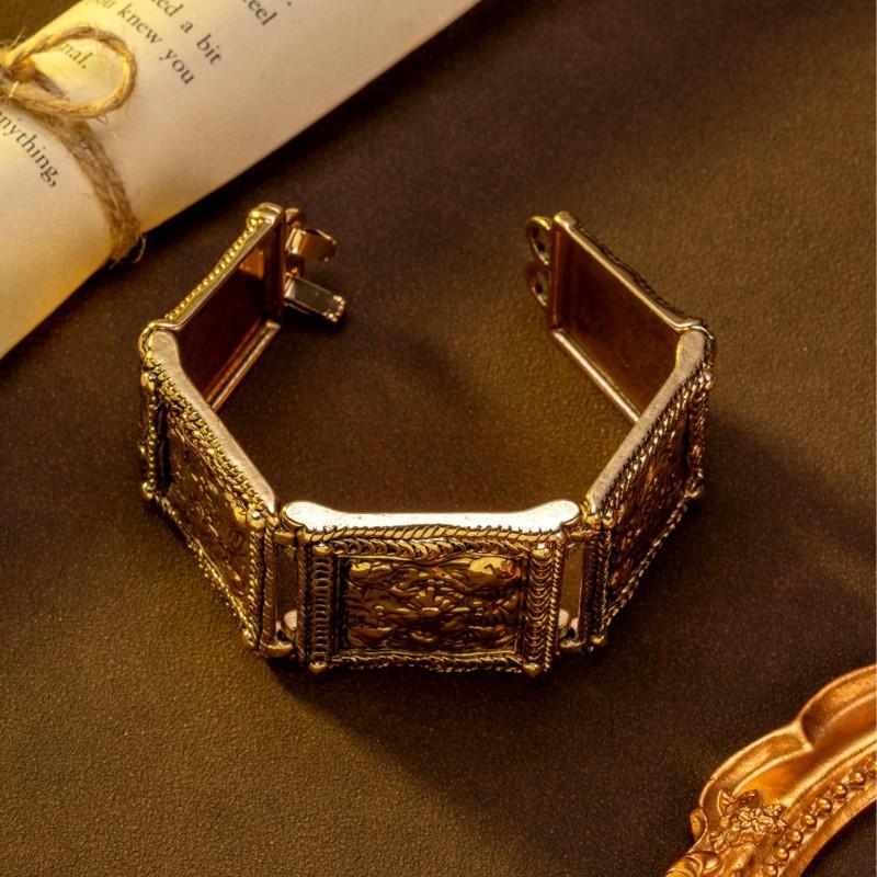 Bracelet Carré de Marque Relief Industrie Lourde Vintage Avec Texture Rétro Décoration Faite à la Main Sculpture de Palais Antique