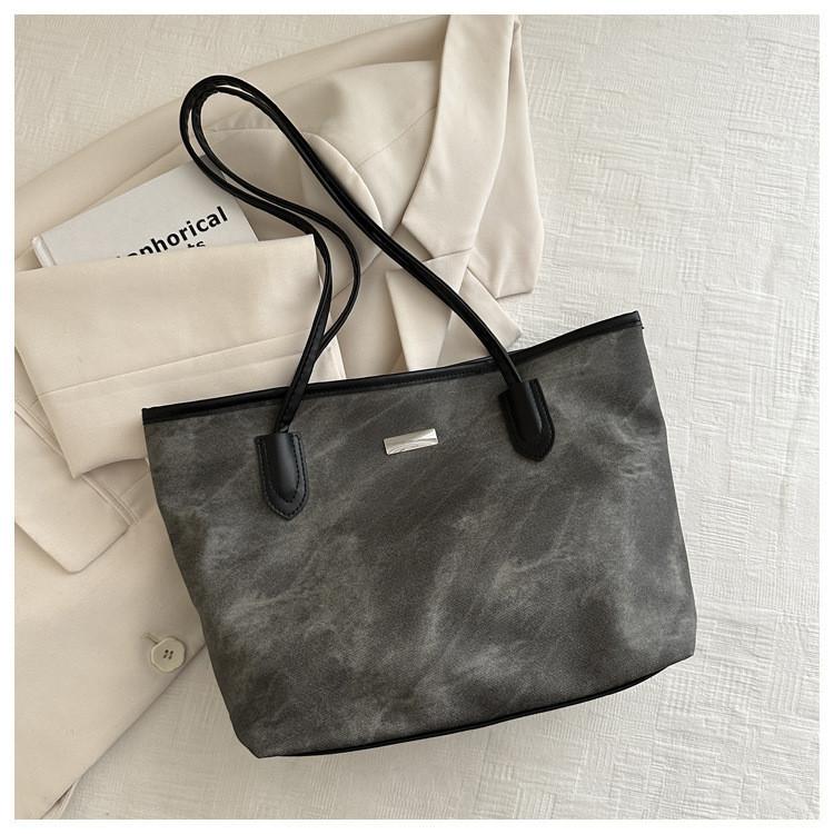 Simple Urban Style Large Nylon Tote For Women With Zipper Soft Texture And Sleek Design