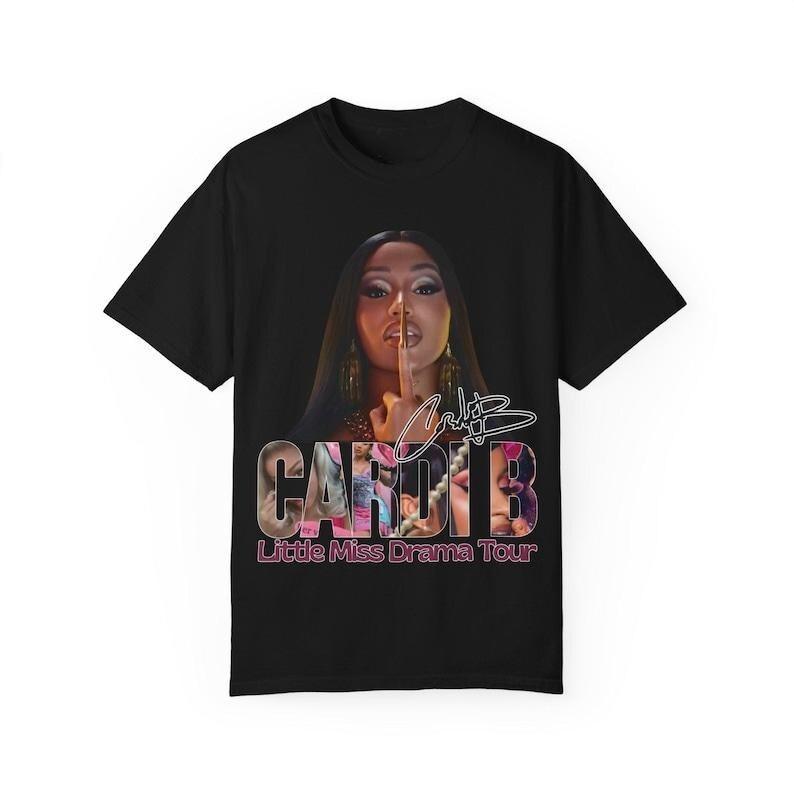 

Футболка с туром Cardi B 2026, Концертная футболка Little Miss Drama, Графическая футболка Cardi B Rap, Унисекс Хип-хоп Уличная одежда Хип-хоп Уличная одежда Оверсайз Футболка 4XL