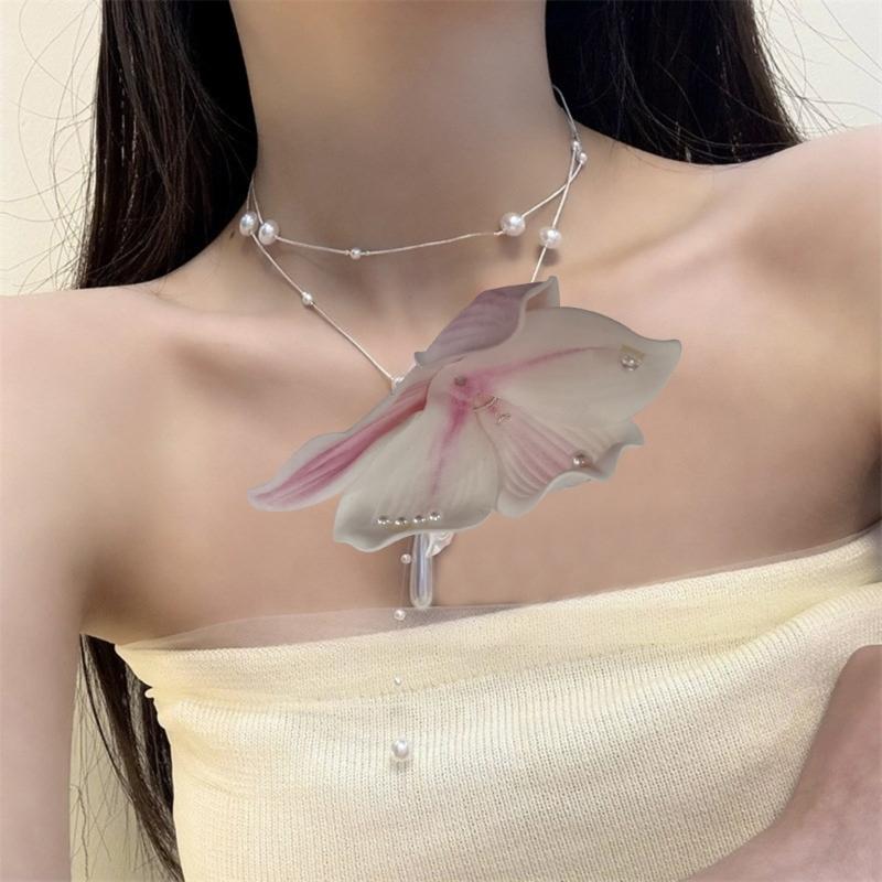 Elegant Flower Women's Neck Jewelry Delicate Flower Collar Chain Statement Necklace for Fashion Forward Individuals