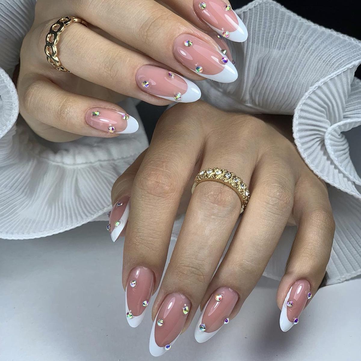 

Минималистичные французские белые накладные ногти со стразами и блестками - Миндалевидные для нейл-арта