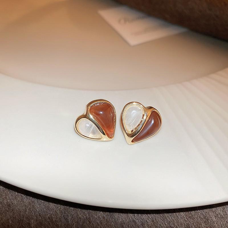 Silver Needle Geometric Stud Earrings: Retro, Light Luxury, Versatile Fashion, Elegant Accessories.