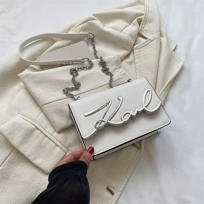 

Модна сумка кросбоді однотонна сумка на плече з металевим логотипом-літерою та ремінцем-ланцюжком, застібка на магнітну кнопку для щоденного використання