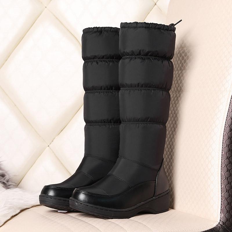 Dámské sněhule jsou v zimě nutností. Hřejivé a pohodlné plyšové ležérní kozačky střední délky s nízkým podpatkem