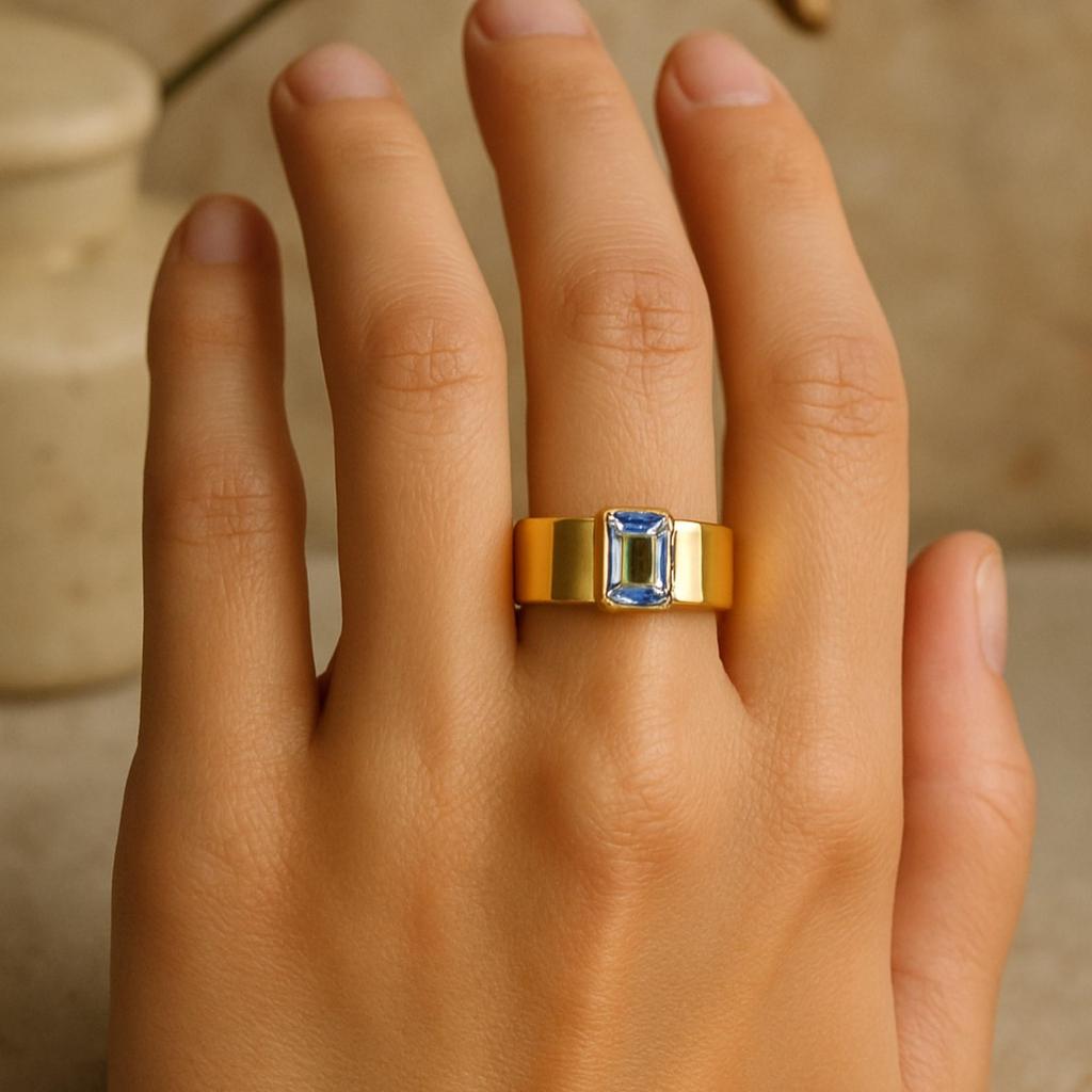 Pierścionek z akwamarynem o szlifie szmaragdowym – Szeroka obrączka platerowana żółtym złotem – Kamień urodzeniowy marca Minimalistyczna biżuteria ślubna Prezent dla niej