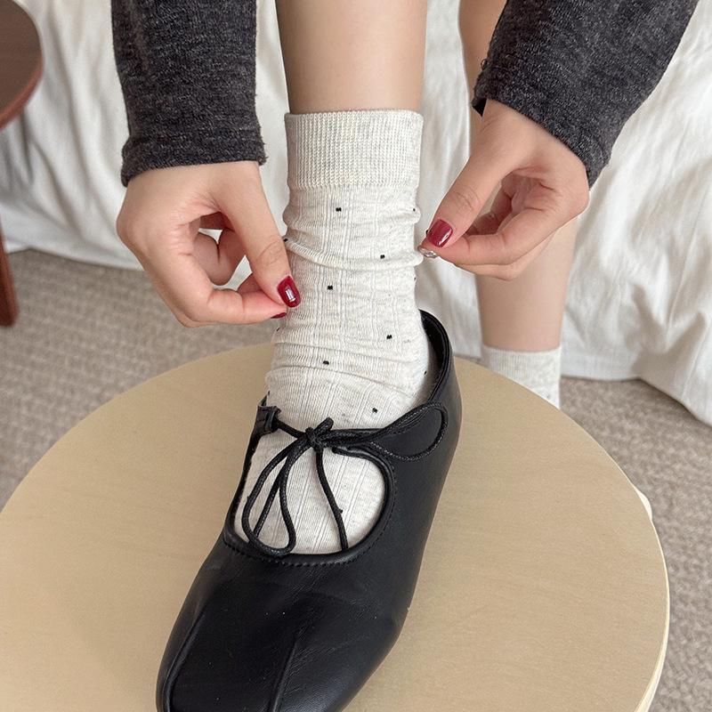Chaussettes mi-mollet à pois pour femmes en coton côtelé - Style coréen automne/hiver, sans couture, confortables et polyvalentes.