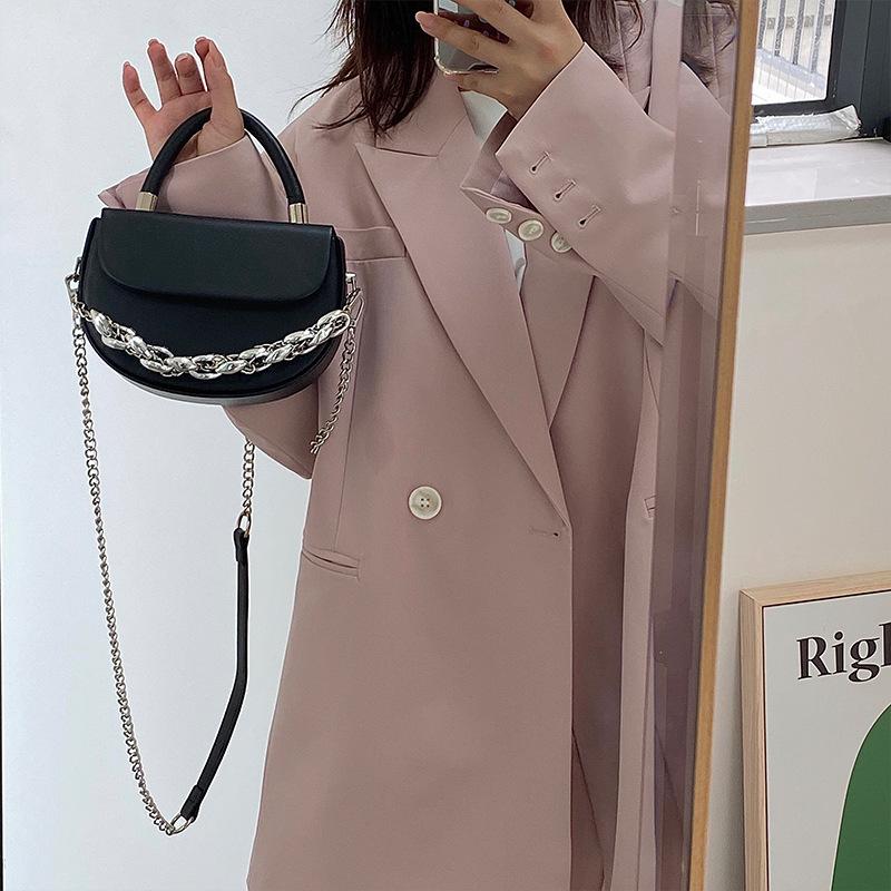 

Летняя новая сумка-седло с откидной крышкой для женщин, нишевый дизайн, текстура, модная сумка-цепочка, маленькая квадратная сумка через плечо для женщин