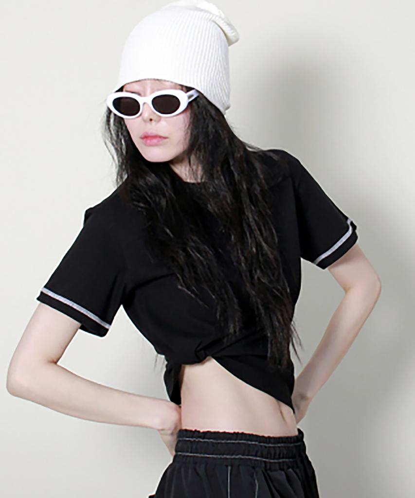Deumakeu Stitch Contrast Semi-Crop Short Sleeve T-Shirt Black