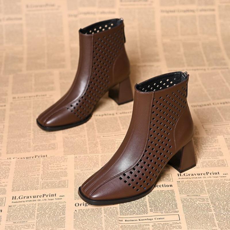 

2025 Новые ботинки мартин с квадратным носком, дышащие перфорированные ботильоны, женские ботинки из мягкой кожи, удобные на массивном каблуке, обувь для мамы, нескользящие повседневные ботильоны 40 коричневый