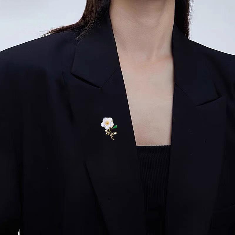 Elegant Seashell Flower Brooch - Japanese & Korean Style Clothing Pin Accessory