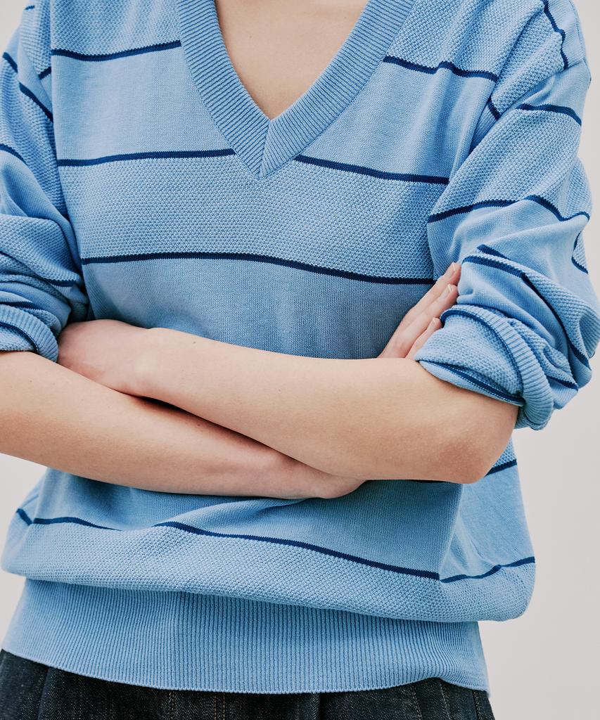 Beullaengkeulumumeon Striped V-Neck Knit_Blue