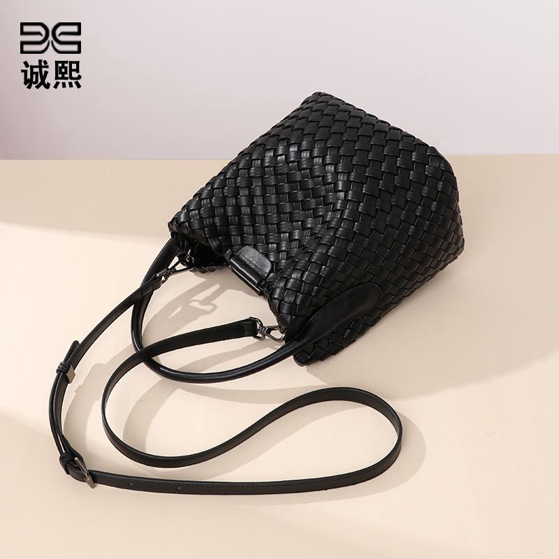 2025 summer textured shoulder crossbody child and mother bag fashionable casual portable bucket bag trendy vegetable basket woven bag
