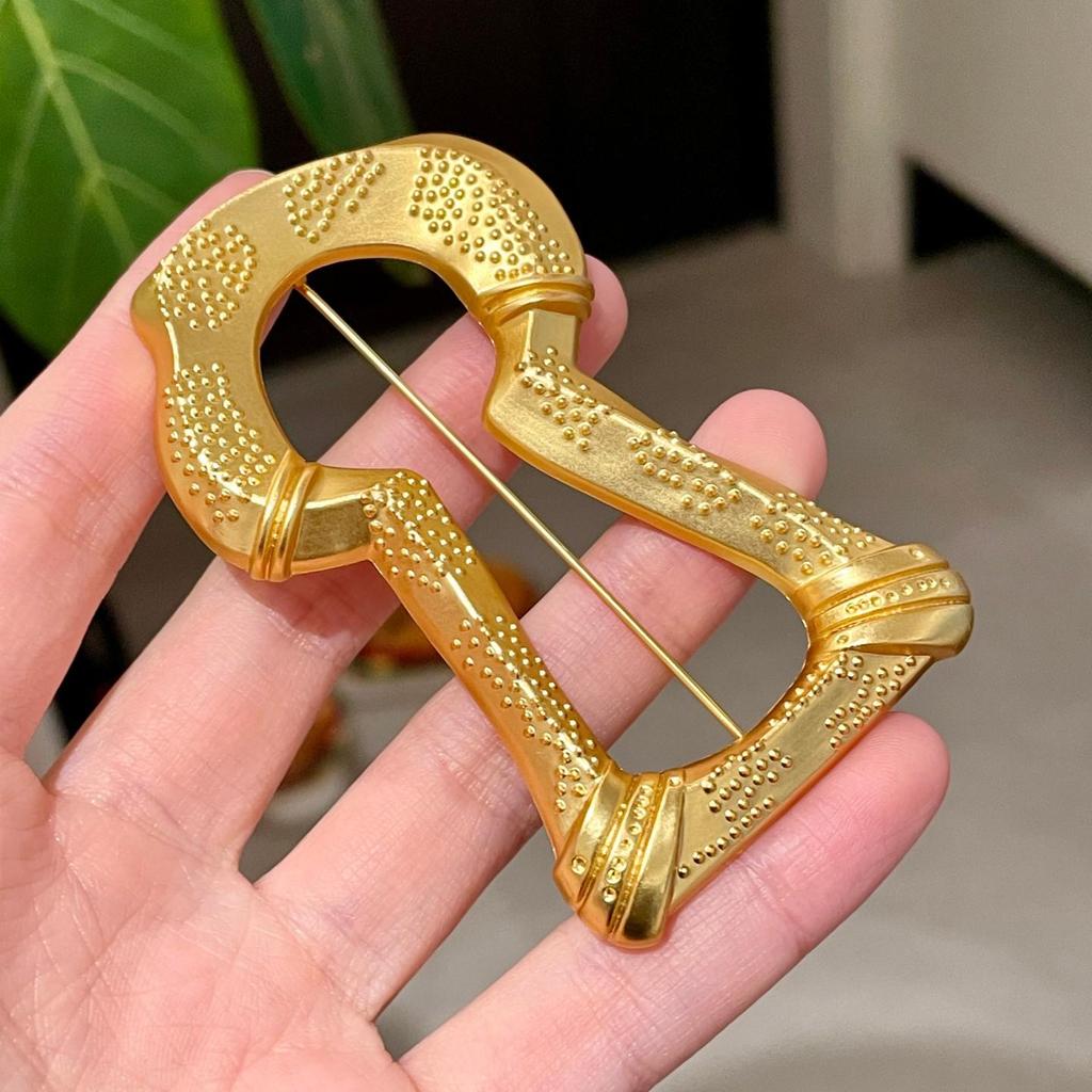 British Style Metal Eyeglasses Brooch - Unisex Retro Woolen Coat Accessory for Women