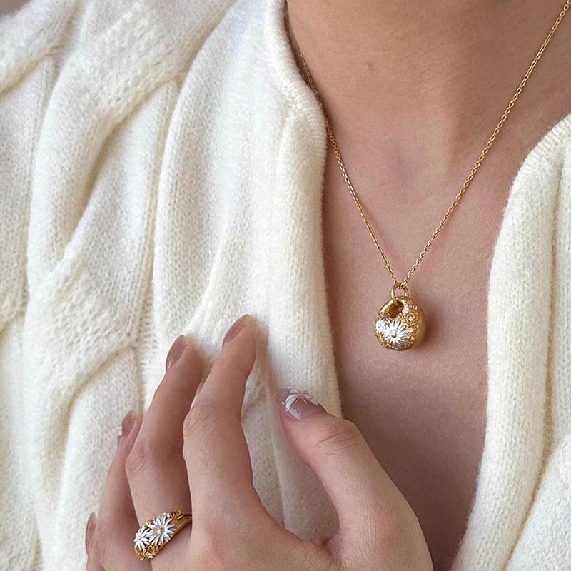 Floral White Enamel Original Design Daisy Flower Dot Diamond Pendant Exquisite Luxury Necklace engagement fine Jewelry gifts