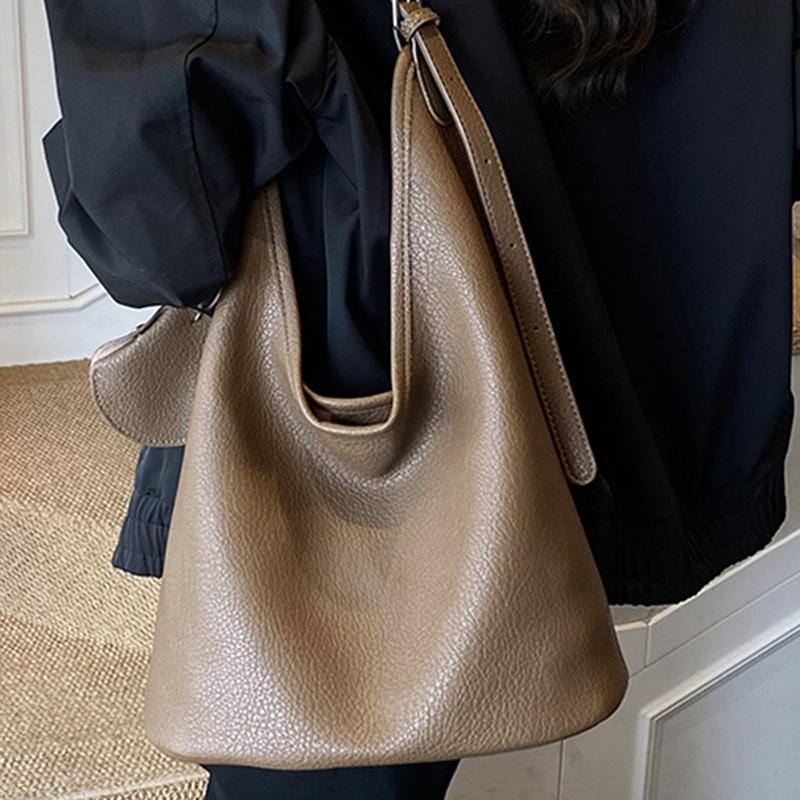 Simple bucket bag 2025 autumn new fashion trendy women's commuting temperament portable Korean version shoulder messenger bag