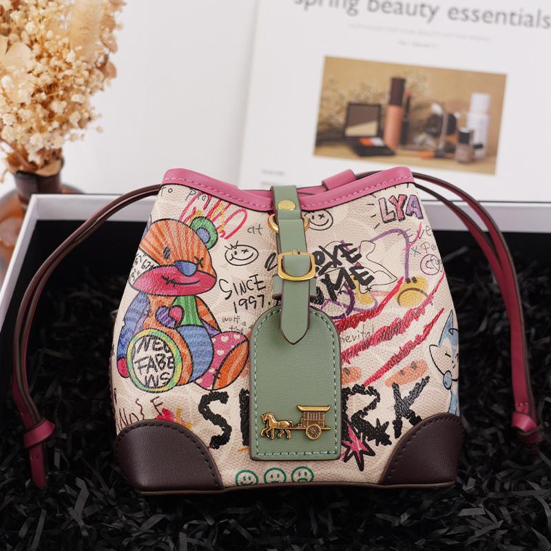 

Сумка-ведро с граффити медведя 2025 Тренд Мода Нишевый дизайн Сумка через плечо Затягивающийся шнурок Женская розы красного