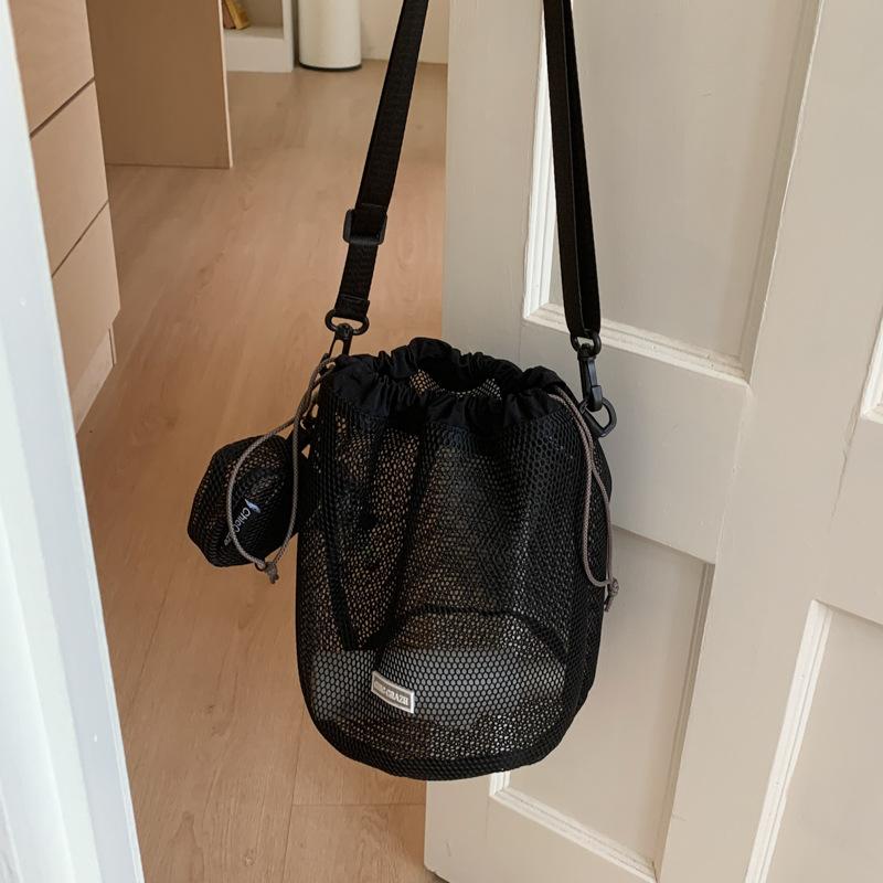 Sweet little fresh mobile phone bag women's 2025 summer new hollow shoulder bag crossbody mesh portable storage bag