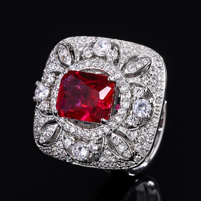 

Изысканные крупные серьги-гвоздики с микроинкрустацией из полого циркона, набор драгоценностей цвета сахарной башни, подвеска из красного корунда, кольцо с квадратным бриллиантом.