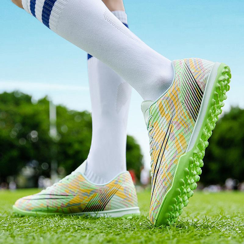 Vibrating foot 761-1 low-top football shoes men's rubber broken nail sole artificial grass sneakers Frisbee shoes agent